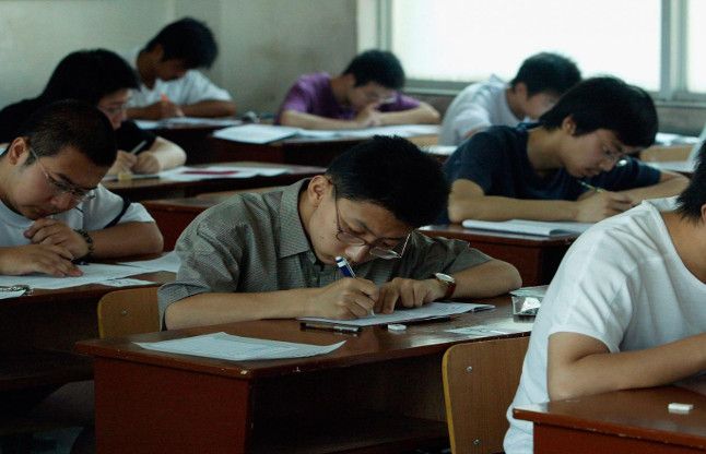 Exam प्रश्न पत्र मे पूछा, आग लगने पर किसे बचाओेगे? मां या
गर्लफ्रेड