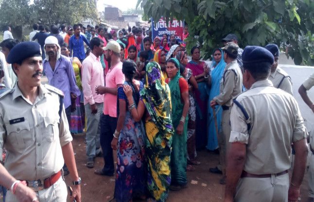 villagers surrounded हुड़दंगियों ने छीना बुजुर्ग मां का सहारा, मामूली बात पर युवक की ले ली जान