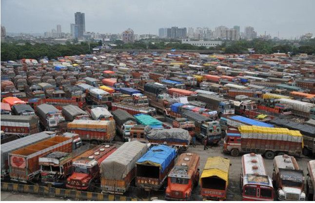 truck transporter ट्रांसपोर्टरों की देशव्यापी हड़ताल का असर छग में भी दिखा, टांटीबंध में किया चक्काजाम