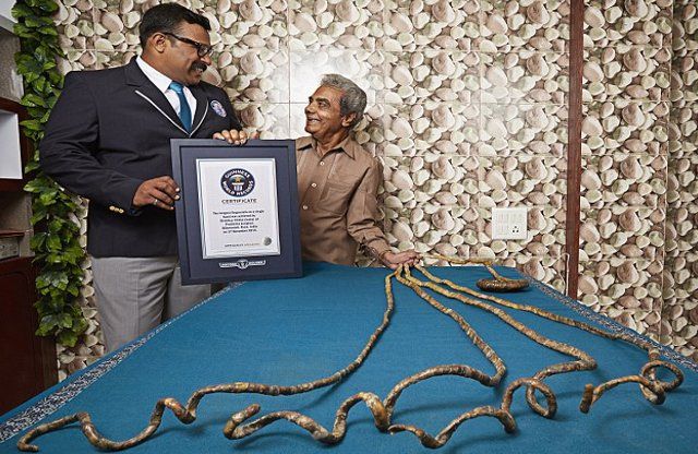 longest finger nail ये हैं दुनिया के सबसे लंबे नाखूनों वाले इंसान, 62 साल से नहीं काटे नाखून