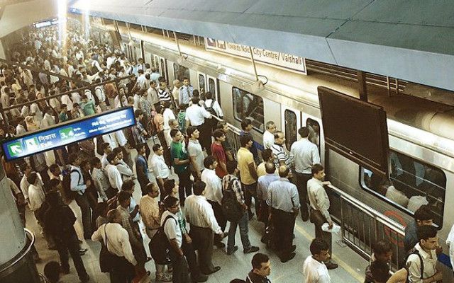 rajeev chowk metro station दिल्ली के राजीव चौक मेट्रो स्टेशन पर युवक ने खुद को गोली मारी