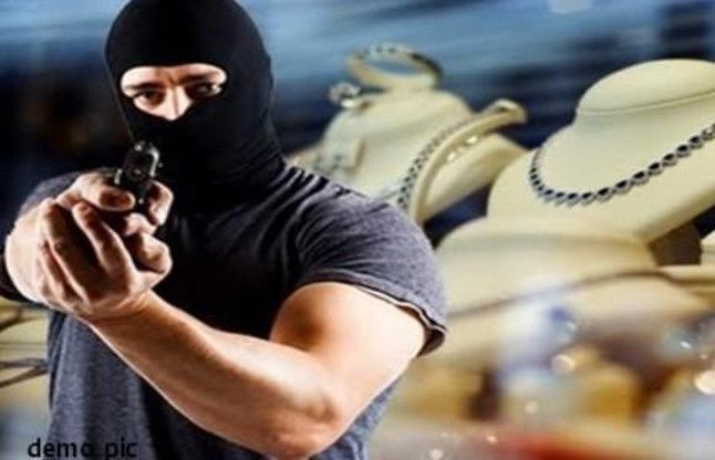 masked robbers looting लूटपाट के बाद दहशत में हैं रहवासी