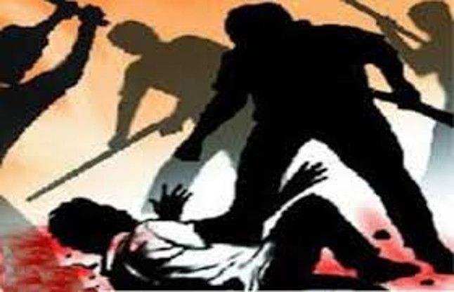 कर्फ्यू के दौरान भ्यूली में 2 गुटों के बीच जमकर चले डंडे, एक दर्जन लोग घायल कर्फ्यू के दौरान भ्यूली में 2 गुटों के बीच जमकर चले डंडे, एक दर्जन लोग घायल