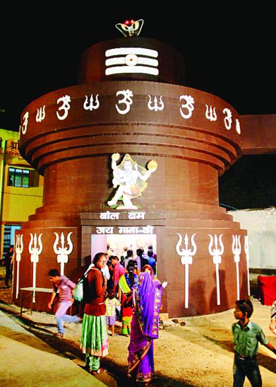 bilaspur शिवलिंग आकार के पंडाल में विराजित शिव-शक्ति की करुणामय झांकी