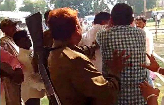chandauli beaten VIDEO: चंदौली में मतगणना स्थल पर भिड़े DDC के समर्थक, जमकर हुई हाथापाई