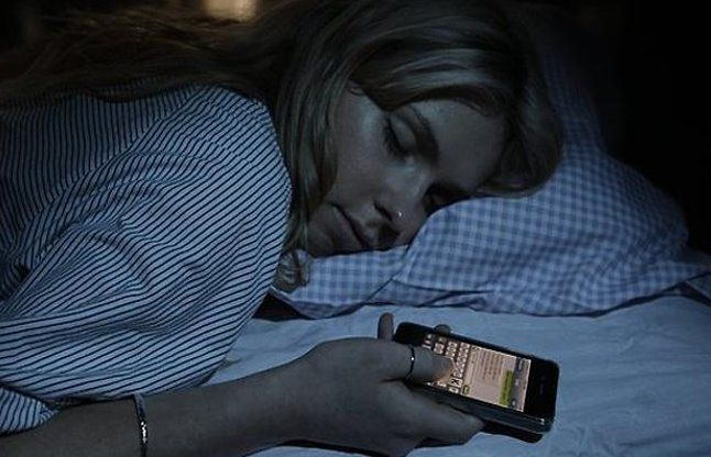 Side Effects Of Using Mobile Phone Before Sleep - रात को ...