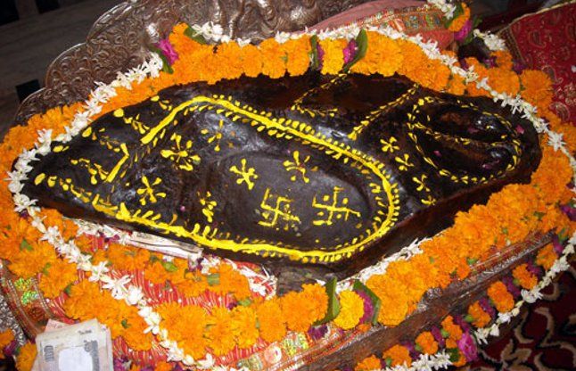 charan temple jaipur आमेर के पहाड़ों में भी बजी थी भगवान कृष्ण की बांसुरी