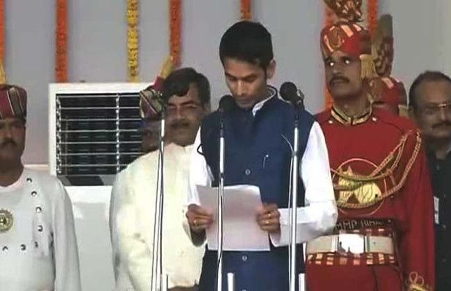 tej pratap yadav लालू के बड़े बेटे तेजप्रताप ने ली गलत शपथ, राज्यपाल ने रोका