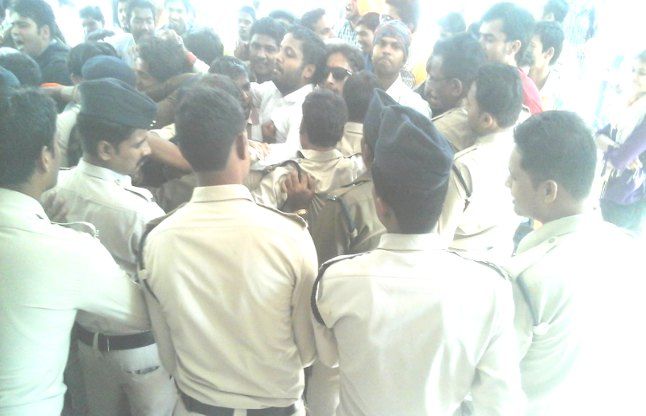 abvp performed टीएनबी कॉलेज में पुलिसकर्मियों और छात्रों के बीच झड़प