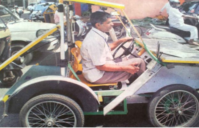 solar-car स्वनिर्मित सौर कार से 3,000 किलोमीटर का सफर