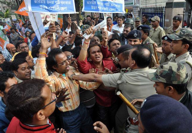 bjp workers clashing with police in west bengal राज्यभर में भाजपा-पुलिस में धक्का-मुक्की