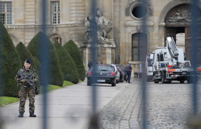 French Museum पेरिस : संग्रहालय में जबरन घुस रही कार का चालक गिरफ्तार