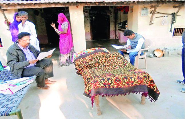 Jalore photo बीमार राजू की सुध लेने खरल पहुंचे अधिकारी