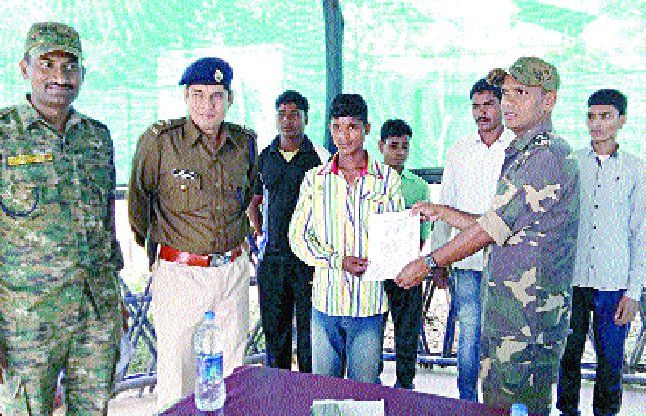 surrendered Maoists get incentive समर्पण करने वाले माओवादियों को दी गई प्रोत्साहन राशि