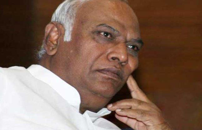bangalore photo न्यूनतम शैक्षणिक योग्यता के खिलाफ न्यायालय जाने पर विचार: खरगे