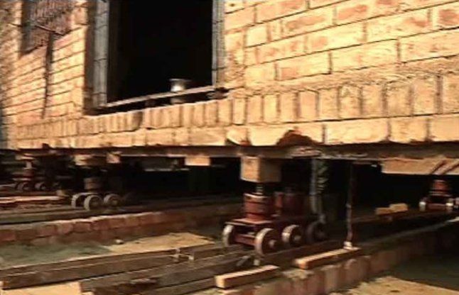 house shift पहिए और जैक से 70 फुट पीछ खिसकाया बना बनाया मकान