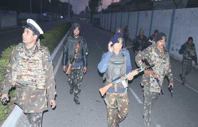 Pathankot Airbase पठानकोट एयरबेस के पास बैग के साथ घूम रहा संदिग्ध हिरासत में