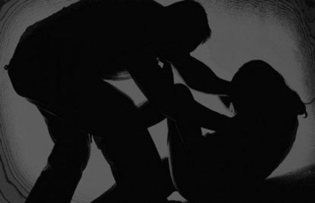 robbed woman मदरसा टीचर और उसके दोस्त ने किया 16 साल की लड़की से बलात्कार