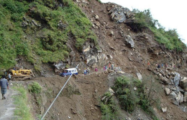 landslides in Sikkim सिक्किम में भूस्खलन में एक की मौत, चार वाहन दबे