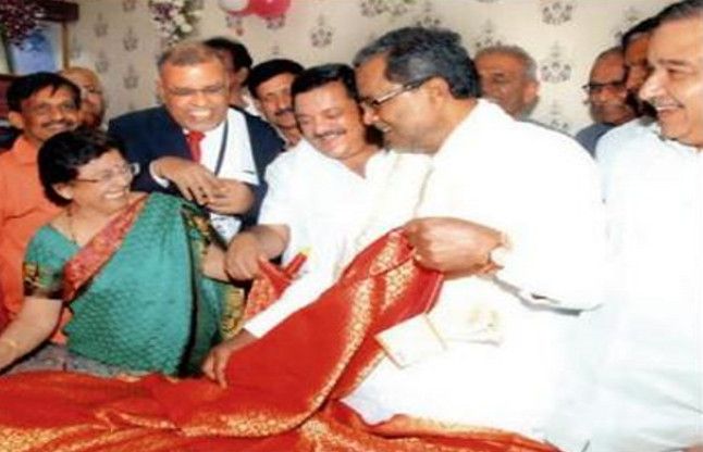 Karnataka CM CM ने बीवी के लिए खरीदी 1 लाख की साड़ी पर नहीं किया भुगतान