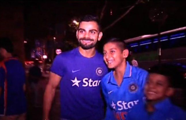 Virat kohli selfie with indian fan विराट ने भारतीय फैन को दी अपनी जर्सी, खिंचवाई सेल्फी