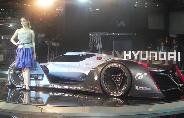 Hyundai n2025 हुंडई ने पेश की Plane जैसी कार, ब्रेक लगाते ही आता है पावर