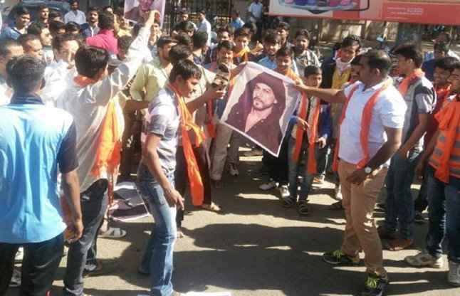 40 VHP workers detained 'रईस' की शूटिंग का VHP ने किया विरोध, 40 कार्यकर्ता हिरासत में