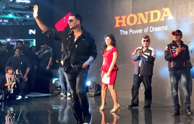Akshay Kumar Auto Expo अक्षय कुमार ने ऑटो एक्सपो-2016 में फैन्स के लिए गाया 'टुंग-टुंग'