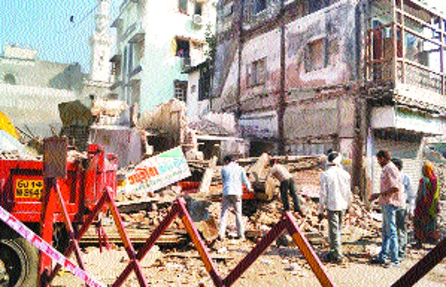 surat दीवार गिरने से 4 श्रमिकों समेत पांच मलबे में दबे