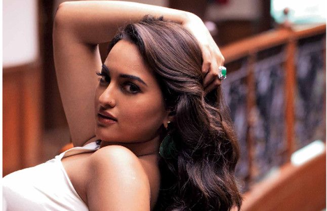 sonakshi sinha TWITTER: एक फैन ने सोनाक्षी से पूछा- बिकिनी कब पहनोगी?