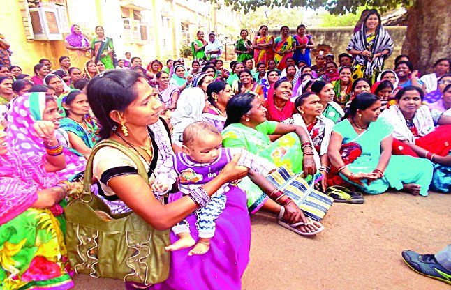 Collectorate circle with Toddler दूधमुंहे बच्चों के साथ कलक्टोरेट घेरा