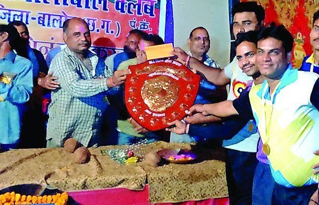 Khursipar first volleyball tournament वालीबॉल स्पर्धा में खुर्सीपार प्रथम