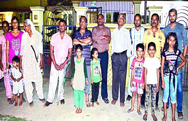 People upset by the mess of social building सामाजिक भवन की गंदगी से लोग परेशान