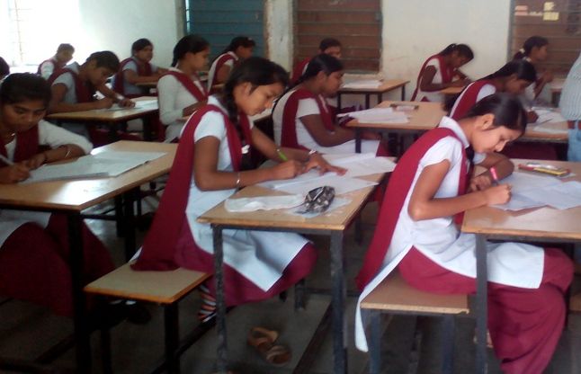 student giving paper at exam centre बोर्ड परीक्षा में पहले दिन नहीं बना नकल का कोई प्रकरण