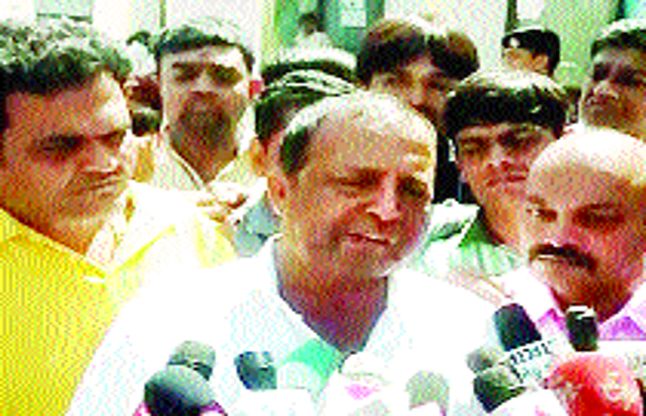 surat सरकारी संदेशवाहक रादडिय़ा हार्दिक से मिले