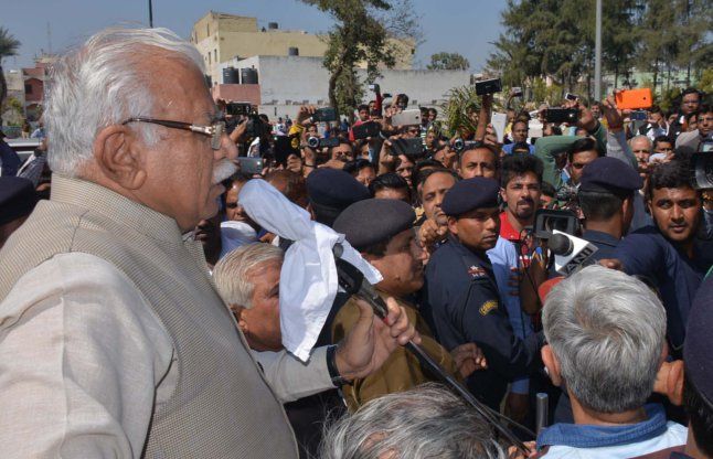 Cm khattar protest जाटों व सरकार में हो सकता है टकराव, इंटरनेट सेवाएं बंद, धारा 144 लागू