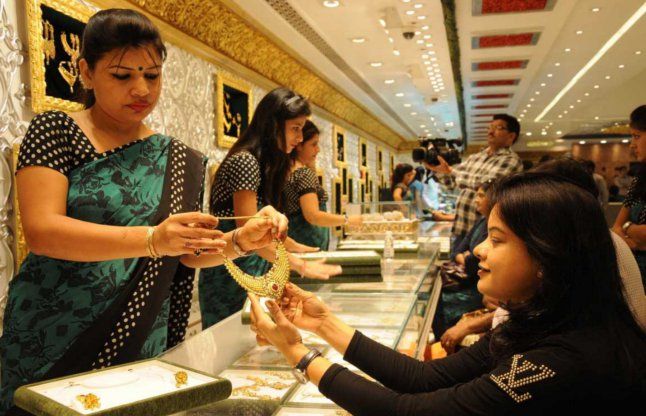 women with jewellery #UnionBudget2016:
सोने और हीरे की ज्वैलरी हुई महंगी