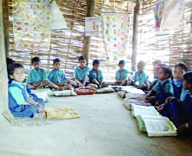 class in cottage बजट में करोड़ों की सौगात, फिर भी यहां झोपड़ी में लग रही क्लास