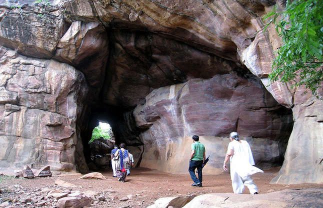 Amazing Caves In Bhimbetka - Tourism: अति विचित्र हैं ये गुफाएं, यहां  आदिमानव ने बनाए थे शैलचित्र | Patrika News