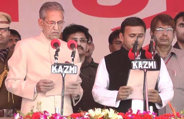 Akhilesh Yadav Oath Ceremony As Yongest UP CM - ...जब Akhilesh ने ली थी ...