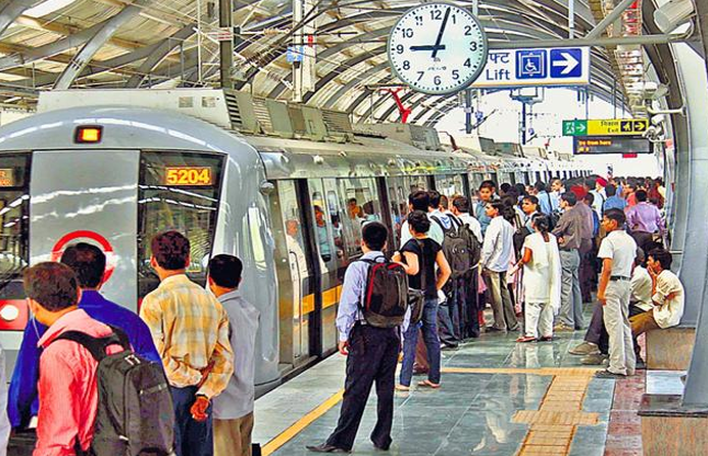 delhi metro station शराब पीकर मेट्रो में चढ़े तो 10 हजार, कचरा फैलाया तो 1 हजार का जुर्माना