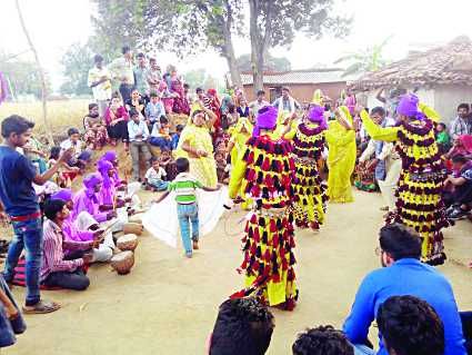 sidhi news आदिवासी लोक कला देख दंग हुए मेहमान