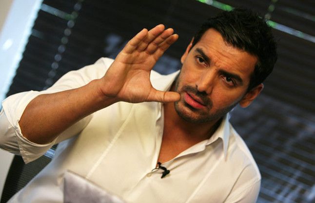 john abraham इतनी अच्छी बॉडी को मेनटेन करने के लिए जॉन खाते हैं ये चीज