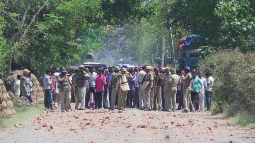 uproar in azamgarh आजमगढ़ में रंग डालने पर बवाल, दो समुदायों में पथराव, स्थिति बेकाबू