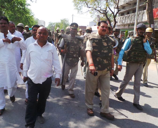 dispute आजमगढ़ बवाल- एसओ निलंबित डीएम ने संभाली कमान