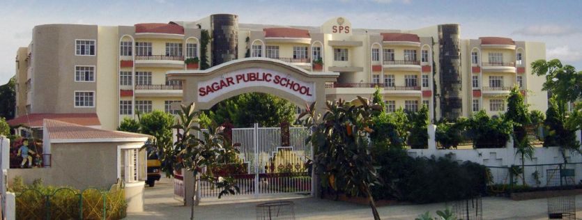 Sagar Public School सागर पब्लिक स्कूल में बच्चों ने फोड़ा बम, शरारत में गई गार्ड की जान