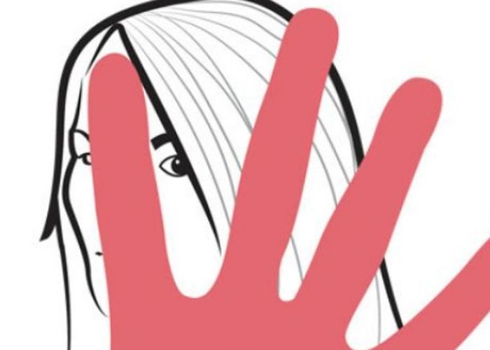 eve teasing कैट की महिला कर्मचारी से सिक्योरिटी गार्डों ने सरेराह की छेड़छाड़