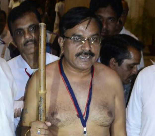 dogne MP: कपड़े उतारकर सदन पहुंचे हरदा विधायक, बोले- मैं अब ऐसे ही रहूंगा