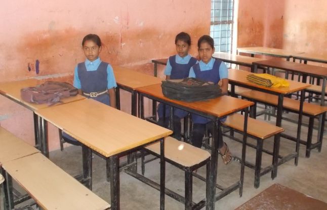 low attandence at school स्कूल में पहले दिन की उपस्थिति पर गर्मी और पेयजल हावी