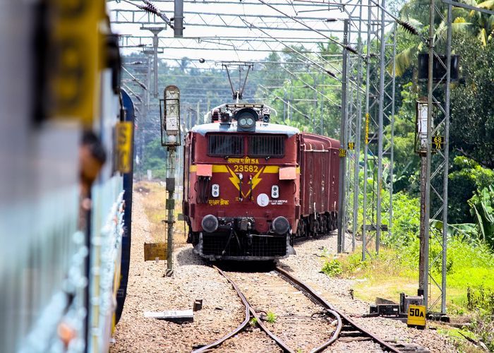 train OMG! ट्रेन में यात्रियों को लूट रहे थे पुलिस जवान